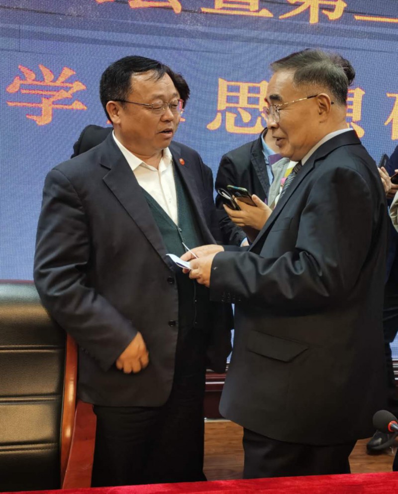 贾少谦会长和张伯礼院士亲切交谈并合影留念-2