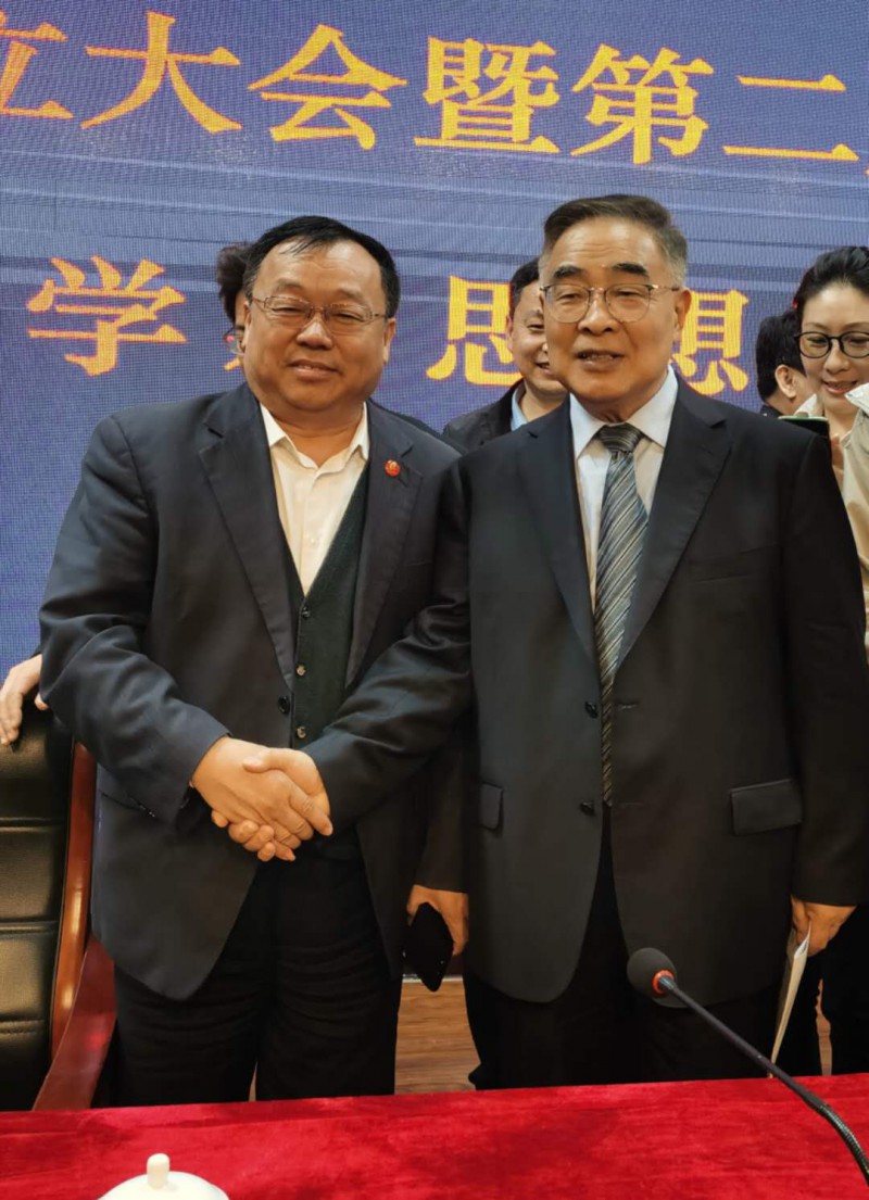 贾少谦会长和张伯礼院士亲切交谈并合影留念-1